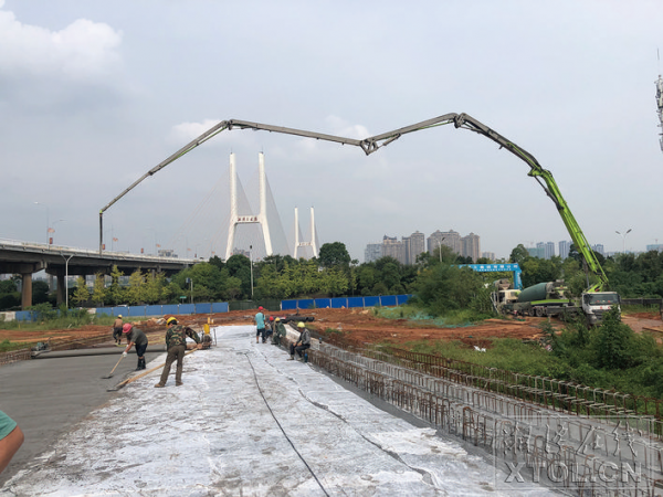 三大橋河?xùn)|匝道建設(shè)工程完成南北匝道橋面鋪筑。