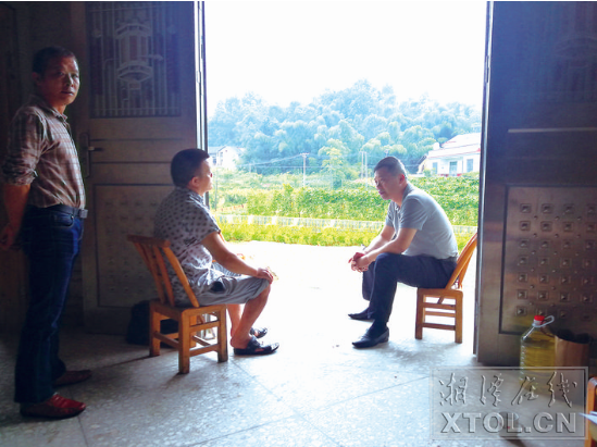 湘潭城發(fā)集團黨委書記、董事長黃勁松開展結對幫扶走訪，與陳連華促膝交談。