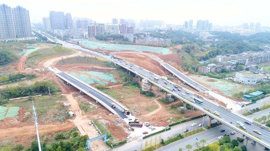 三大橋河?xùn)|匝道路面工程進(jìn)入掃尾階段。（羅韜 攝）.jpg